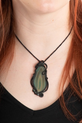 Artisan swirly pendant with green agate